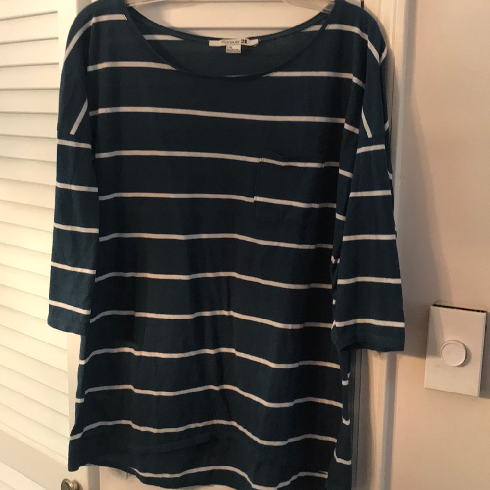 Forever 21 top cute pocket. Mid sleeve
